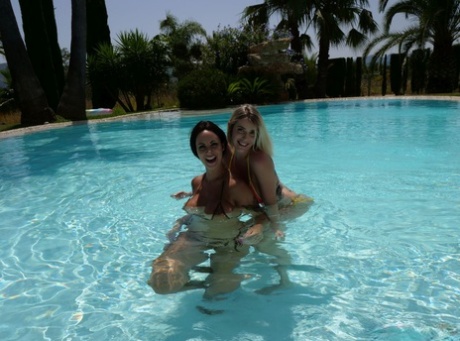 Ibi Smiles & Marica Chanel emerge from a swimming pool to give a double BJ