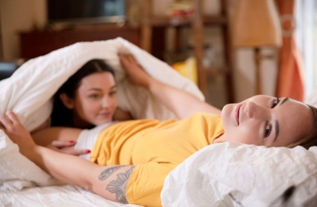 Tiener lesbiennes Alya Stark & Ophelia Dust brengen de dag door in bed met het likken van kutjes