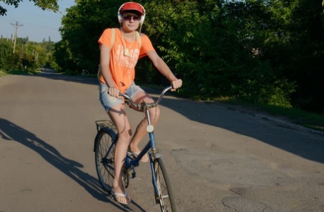 Sladká brunetka teenager Black Mo se během jízdy na kole úplně svlékne
