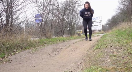 Brunetka Nicolette Noir odlewa się bardzo potrzebnie na polnej ścieżce