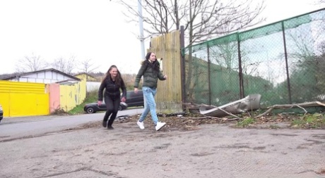 Die Teenager Nicolette Noir und Mistika hocken zum Pissen hinter einem Gebäude