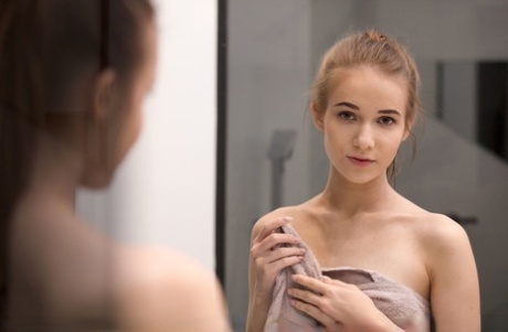 La giovane Jessica Portman mostra il suo bel sedere nudo davanti a uno specchio