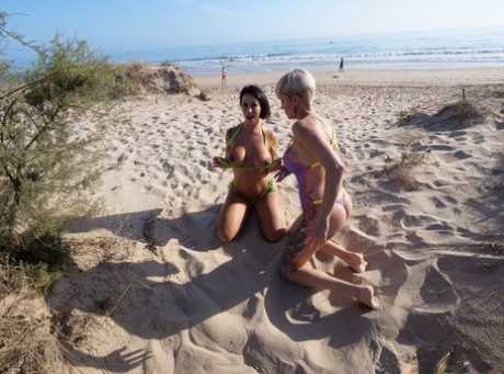 Ibi Smiles en Tanya Virago bevrijden hun borsten uit zwemkleding op een strand