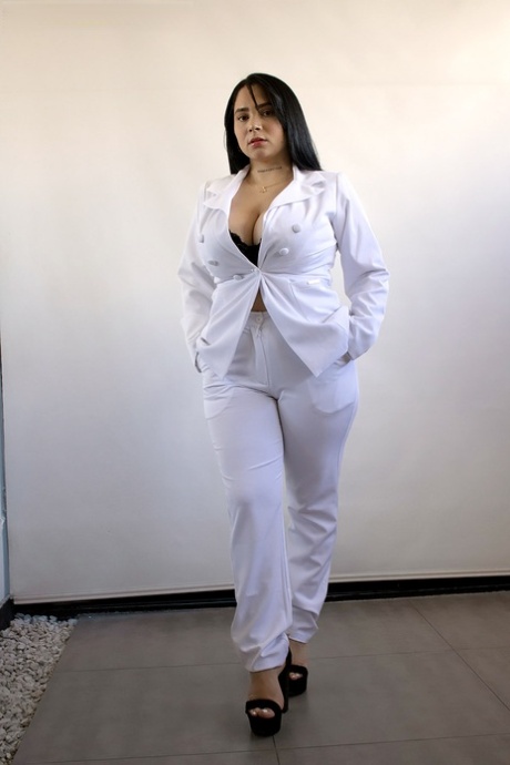 Dikke Latina tiener Kim Velez ontketent haar grote borsten in string ondergoed