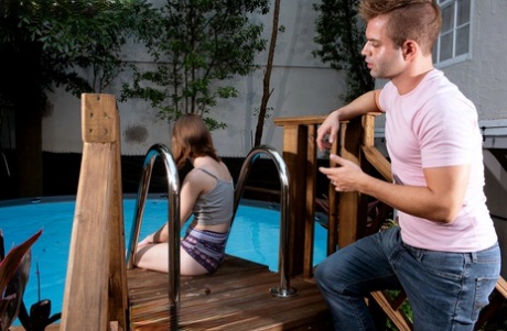 A amadora Dakota Burns faz um broche para o namorado junto a uma piscina no quintal.