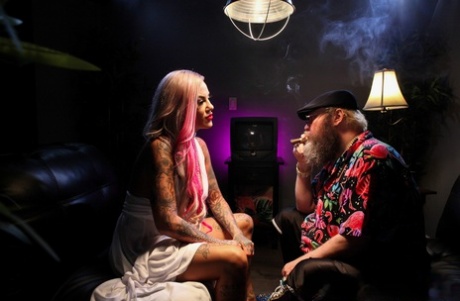 Getatoeëerde blondine Evilyn Ink tatoeëert een man met baard voor ze masturbeert