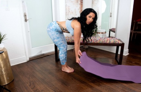 La donna over 40 Jadan Snow si spoglia completamente mentre fa yoga