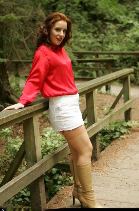 Rudowłosa amatorka Nylon Angie obnaża się na publicznej ścieżce w nylonach i butach
