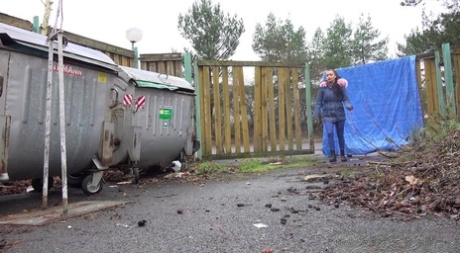 Dafne geht an einem kalten Tag vor einem Müllcontainer pinkeln