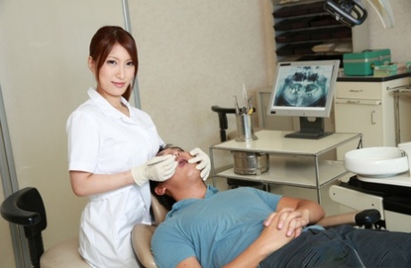 Japansk tannlegeassistent har samleie med en pasient