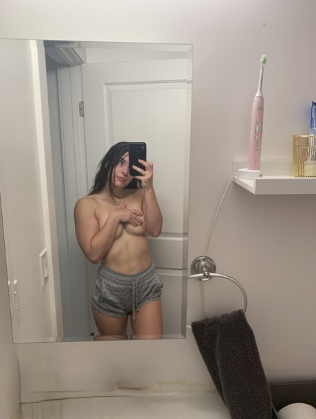 La modella solista Abbie Maley si scatta selfie allo specchio mentre si spoglia completamente