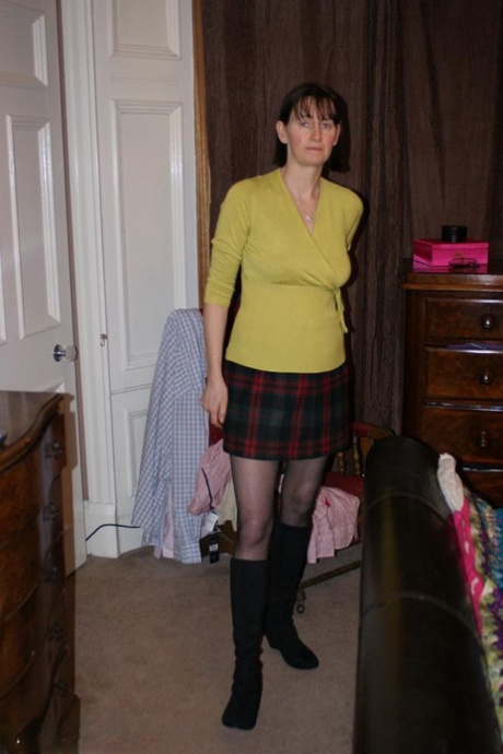 Mature amateur Slut Scot Susan toys her bush on a bed in stockings