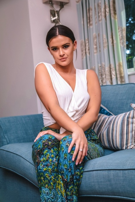 Die britische Teenagerin Brook Wright enthüllt ihre natürlichen Titten, während sie sich auf einem Sofa auszieht