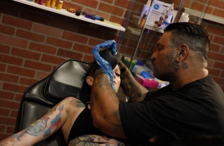 Sully Savage fa illuminare la sua vagina dopo essersi fatta un nuovo tatuaggio