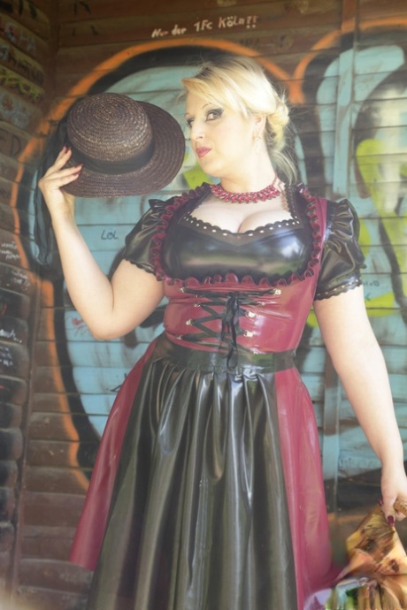Blonde vette Darkwing Zero toont haar upskirt slipje in een latex jurkje