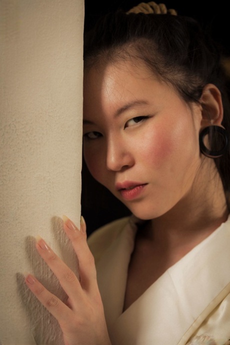 Aziatisch model Flawless Meow wordt vastgebonden met touw tijdens een Shibari shoot