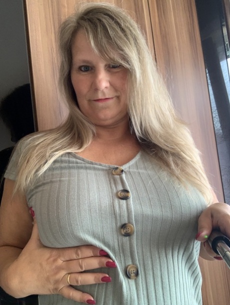 Volwassen vrouw met overgewicht Sweet Susi neemt naakt selfies in haar slaapkamer