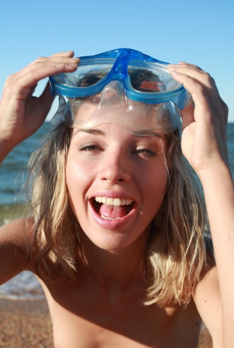 18-letnia blondynka Nicole V pozuje nago na plaży w sprzęcie do snorkelingu