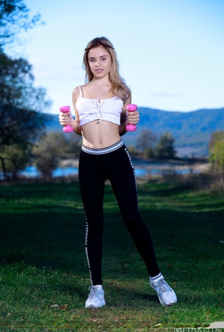 Cute blonde Teen Monika Jelolt bekommt nackt in Socken auf einer Yoga-Matte auf einer Wiese
