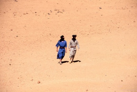 Den kaukasiske kvinnen Julia Spain gjør en DP i ørkenen mens hun er i cosplay-antrekk