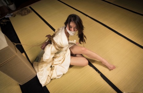 Japanska kvinnan Flawless Meow är munkavlad under en Shibari-session