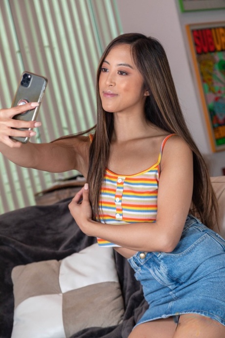 Söt asiatisk tjej tar en selfie innan ett handjobb och ansikts cumshot