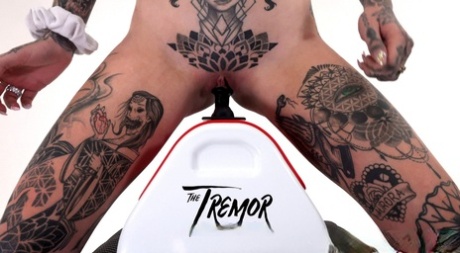 Entuzjastka tatuaży Amber Luke jeździ na maszynie do seksu z wieloma prędkościami