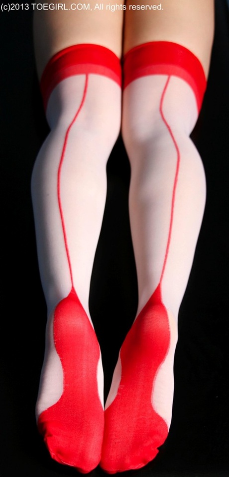 Modelos femininos caucasianos com costura traseira sobre as meias até ao joelho