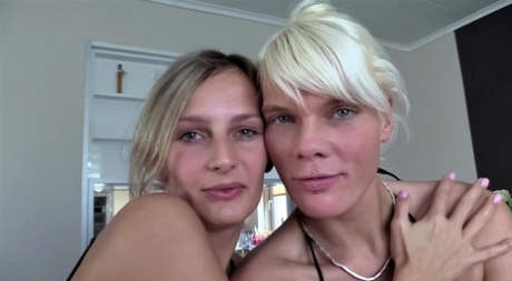 Amatørjentene Stacy Lou & Jenny Smart har lesbisk sex på et glassbord