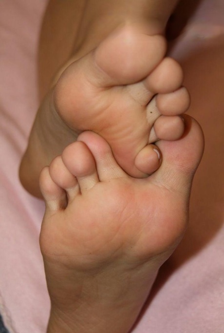 Mulher caucasiana desconhecida esfrega suavemente os seus bonitos pés
