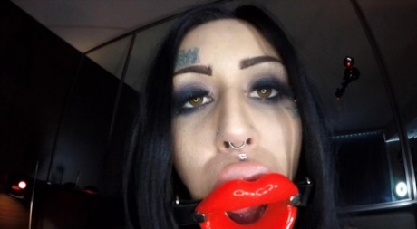 Morena tatuada Janey Doe ostenta lábios falsos durante uma foda intensa