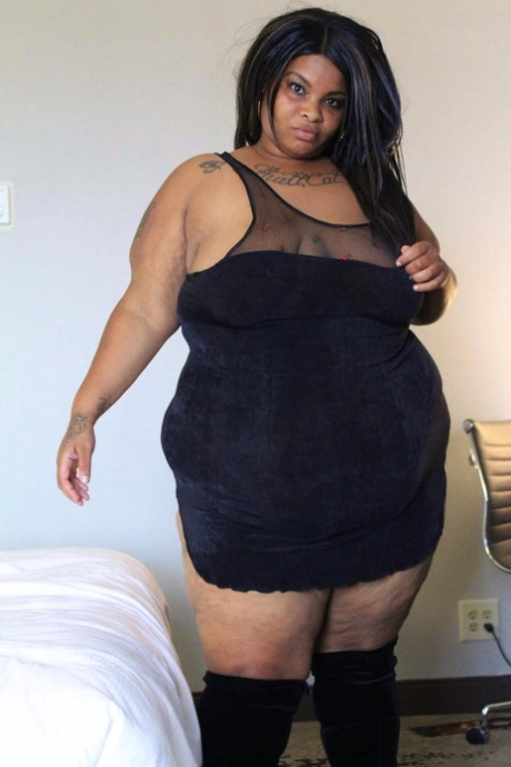 Ebony SSBBW Carmel Squirtz liberta o seu enorme rabo de um vestido preto