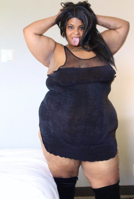 Ebony SSBBW Carmel Squirtz släpper ut sin massiva röv från en svart klänning