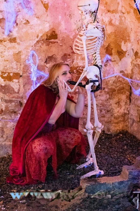La blonde BBW Fr Lizzy est pénétrée par un squelette portant une sangle.