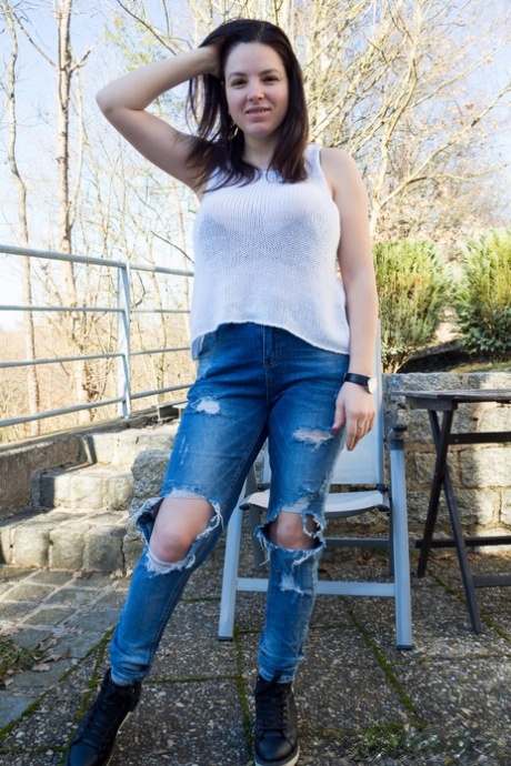 Solotjejen Talia Amanda visar upp sina bröst i slitna jeans