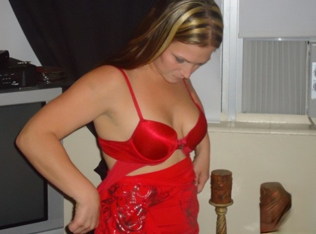 Флоридская любительница Тони обнажает свои отвисшие сиськи во время примерки одежды