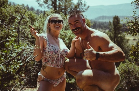 Den blonde jenta Emily Right og kjæresten har sex under en campingtur.