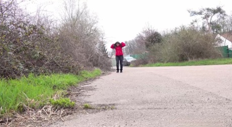 Nicolette Noir, une adolescente de race blanche, pisse sur une route pavée.