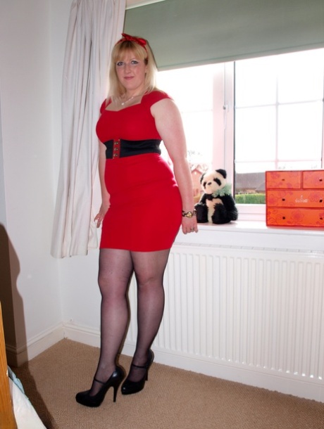 A amadora Samantha tira um vestido vermelho para desfilar em roupa interior