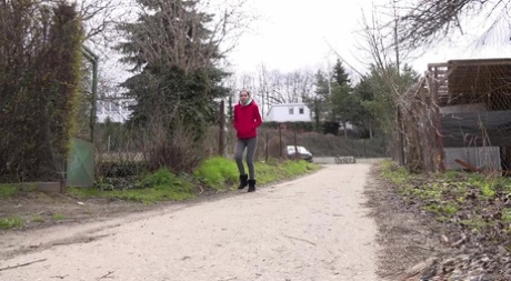 Menina ruiva Mistica agacha-se para mijar ao lado de uma estrada de terra em UGGs