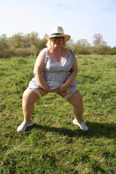 Ожиревшая блондинка из Великобритании Лекси Каммингс мастурбирует в поле в чулочках
