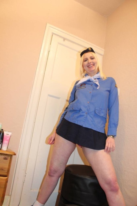 Den britiske amatøren Tracey Lain har seksuell omgang i en yngre jentes uniform.