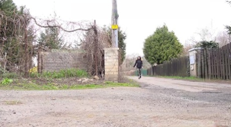 La ragazza bianca Victoria Daniels piscia accanto a un palo lungo la strada