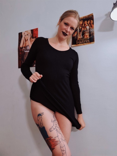 Tatovert blondine og hennes mannlige venn i en hjemmelaget knulleøkt