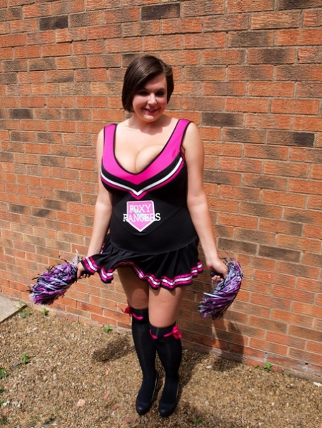 Den overvægtige amatør Roxy trækker i cheerleader-uniform i overknee-strømper