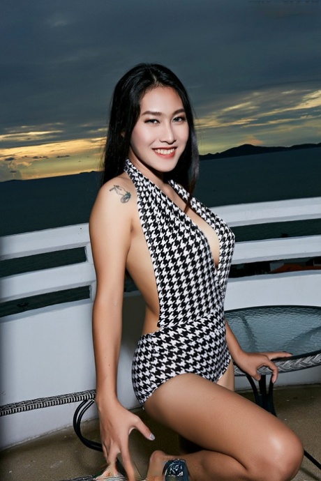 La belle asiatique Linlin se dénude entièrement sur un balcon en bord de mer.