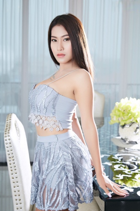 Schönes asiatisches Mädchen Linlin entblößt ihre großen Titten, während sie sich in Heels auszieht
