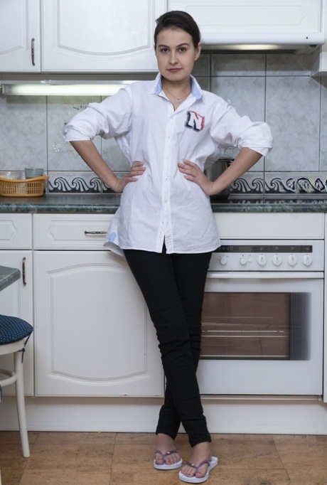 Amateurin Eva Black zeigt ihre haarigen Achselhöhlen und ihre Muschi in einer Küche