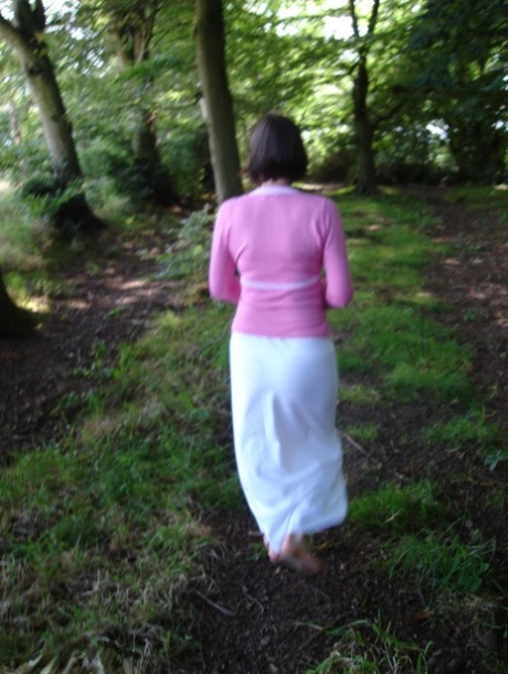 Äldre kvinna Slut Scot Susan ger en avsugning i skogen efter att ha blottat sin röv