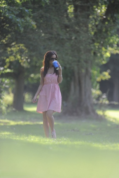 Tori B, rousse et naturelle, prend de superbes poses nues sur un sol recouvert de mousse.